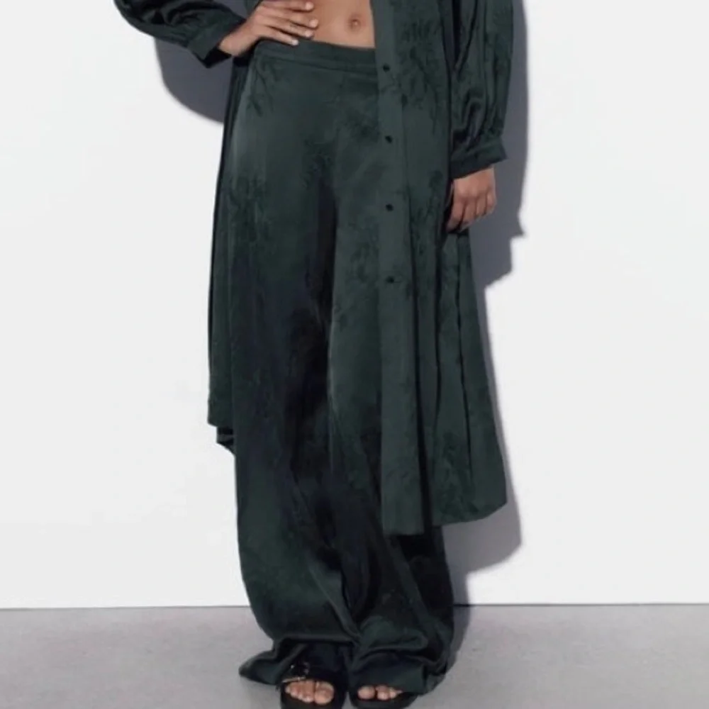 Zara NWT dark hunter green embroidered floral satin wide straight leg pants